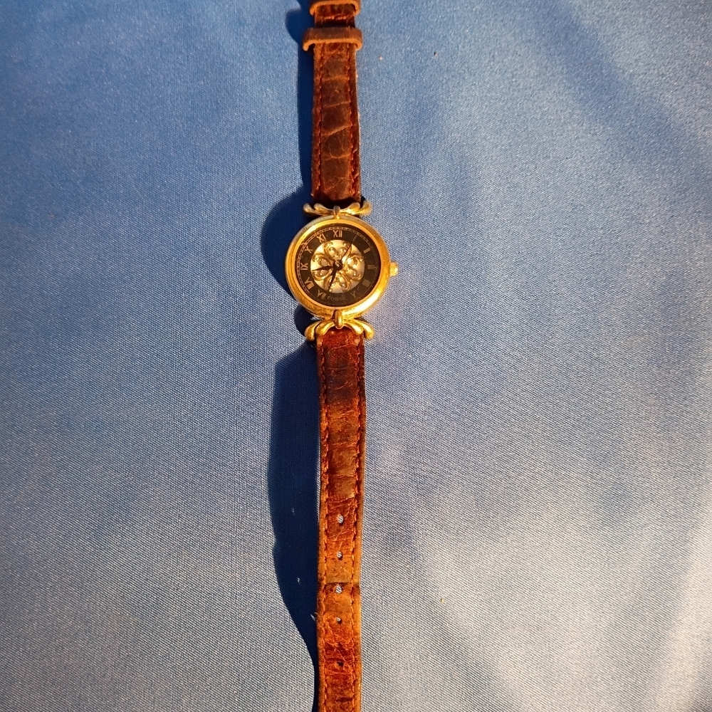 VINTAGE FOSSIL WATCH. WITH ORIGINAL LEATHER BAND - Picture 3 of 4